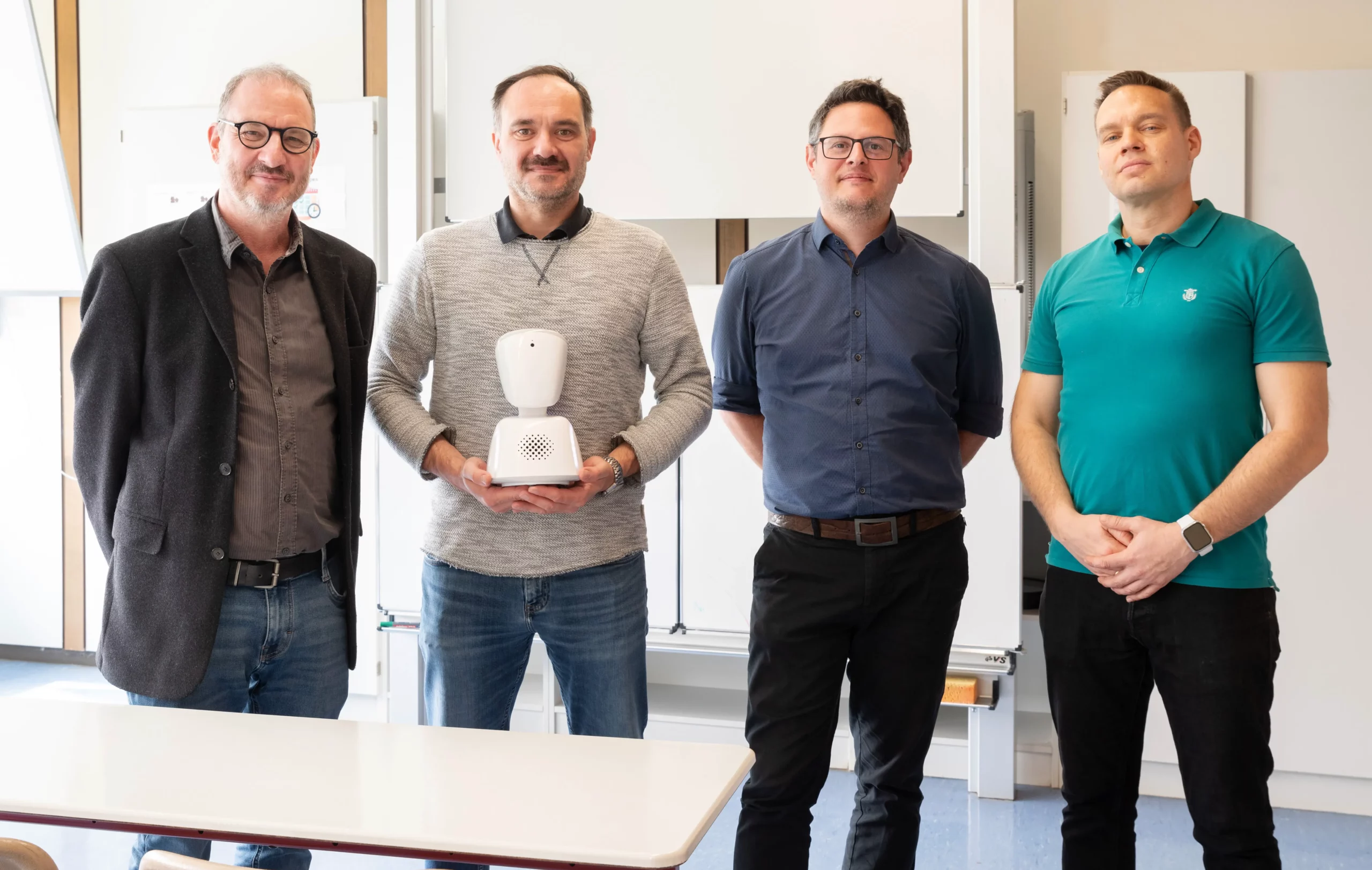 Robert Bittner, Peter Durst, Stefan Baust und Uwe Schäfer mit dem AV1 Avatar, der aktuell an der Merian Realschule seinen Einsatz findet.