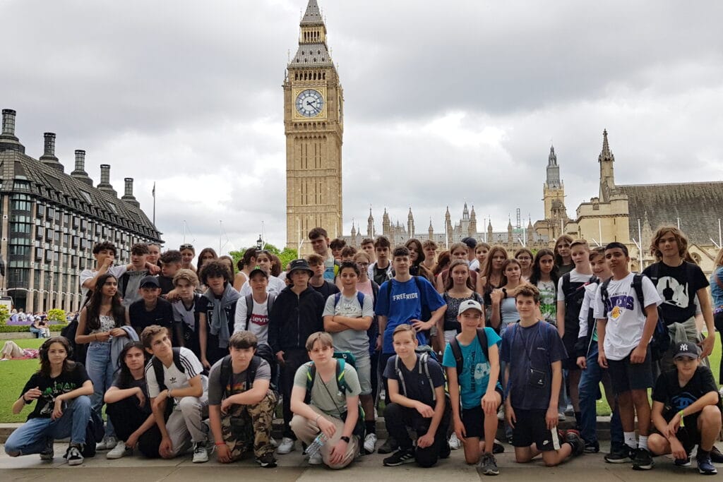 Schülerinnen und Schüler vor dem Big Ben in London