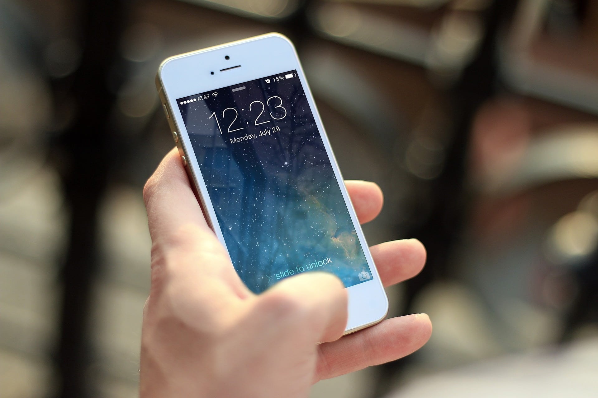Smartphone in der linken Hand