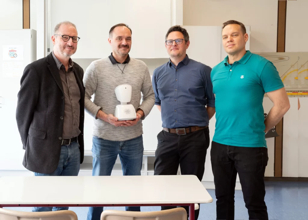 Robert Bittner, Peter Durst, Stefan Baust und Uwe Schäfer mit dem AV1 Avatar, der aktuell an der Merian Realschule seinen Einsatz findet
