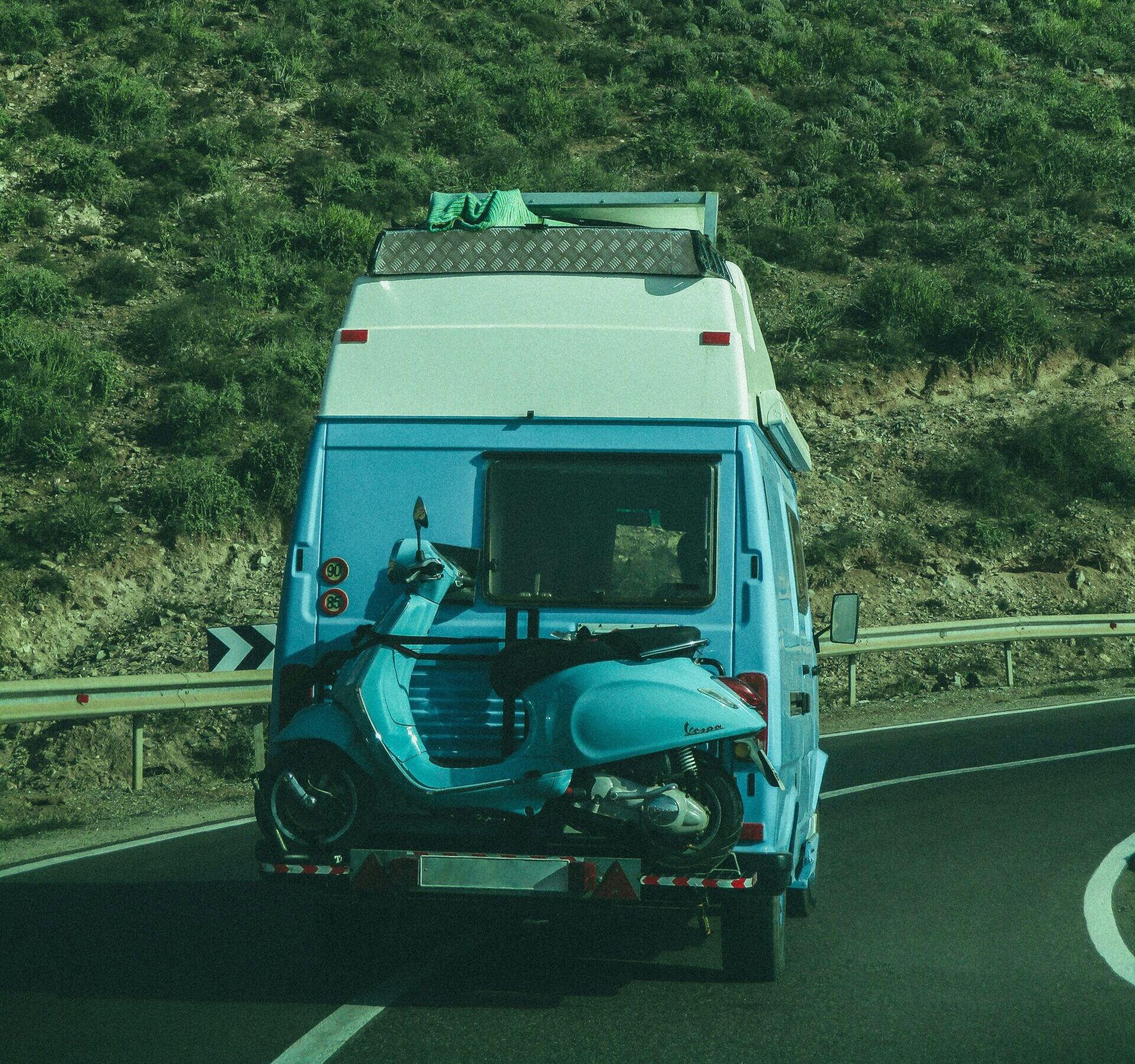 Wohnmobil mit Roller auf Reisen