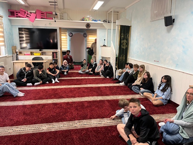 Schülerinnen und Schüler beim Besuch in der Moschee