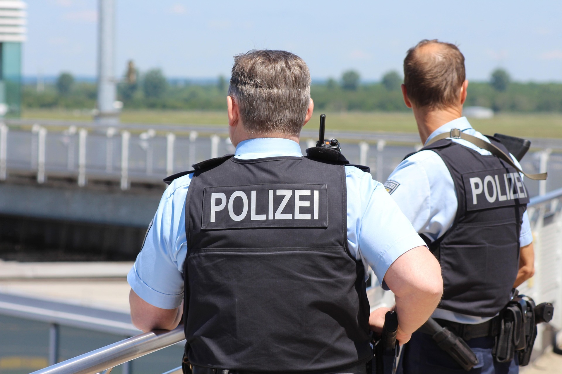 Zwei Polizisten mit dem Rücken zur Kamera