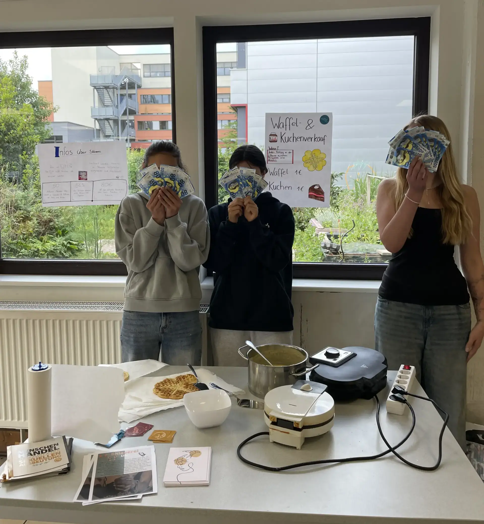 Schülerinnen und Schüler am Waffelstand