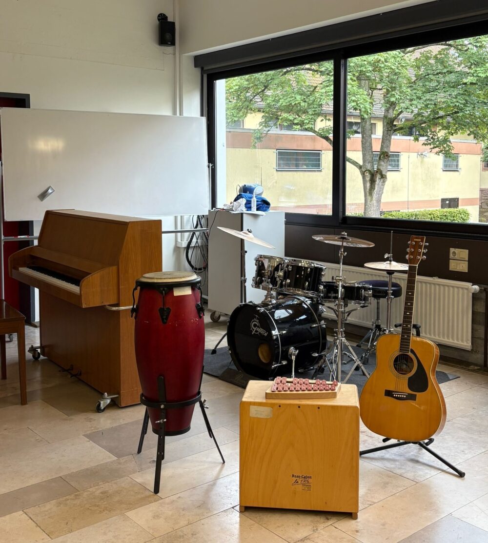 Eine Ecke des Musiksaals der MRS mit diversen Musikinstrumenten