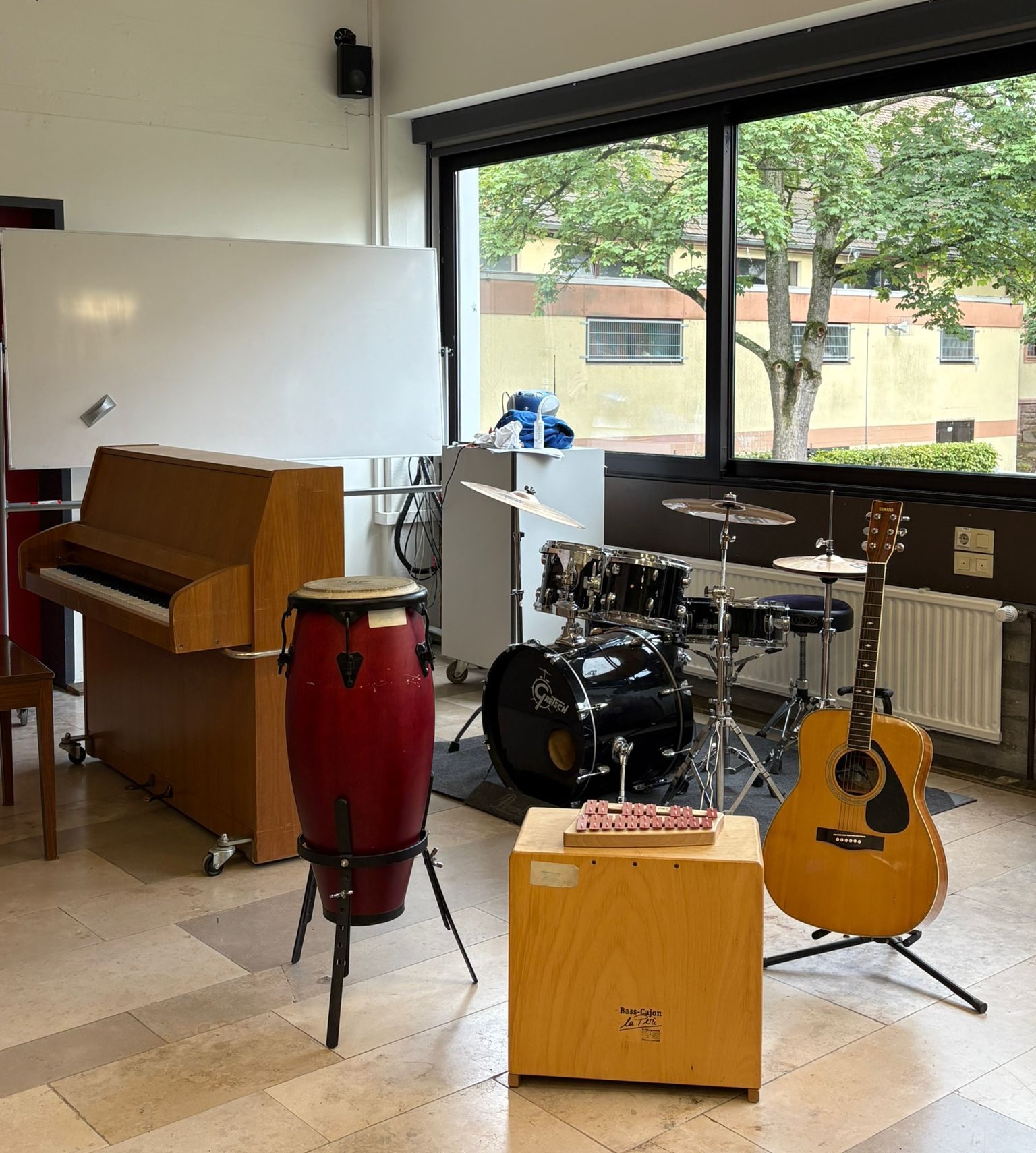 Eine Ecke des Musiksaals der MRS mit diversen Musikinstrumenten