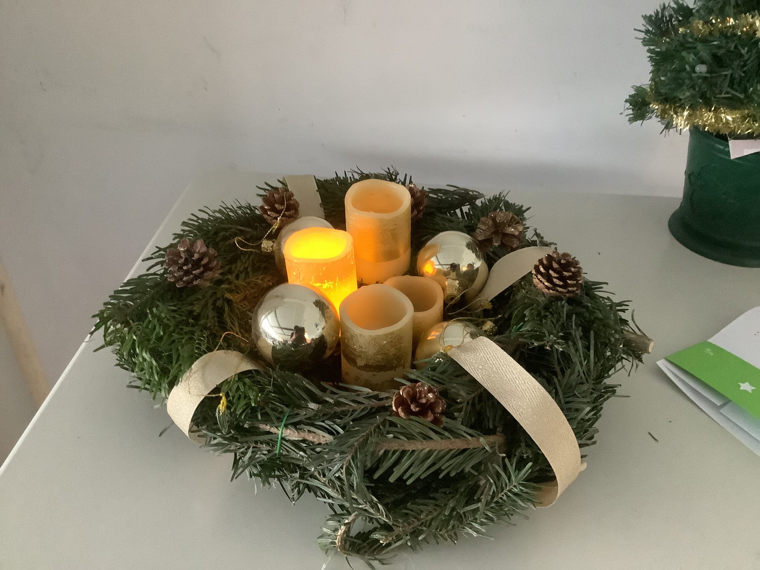Adventskranz mit Lichtern