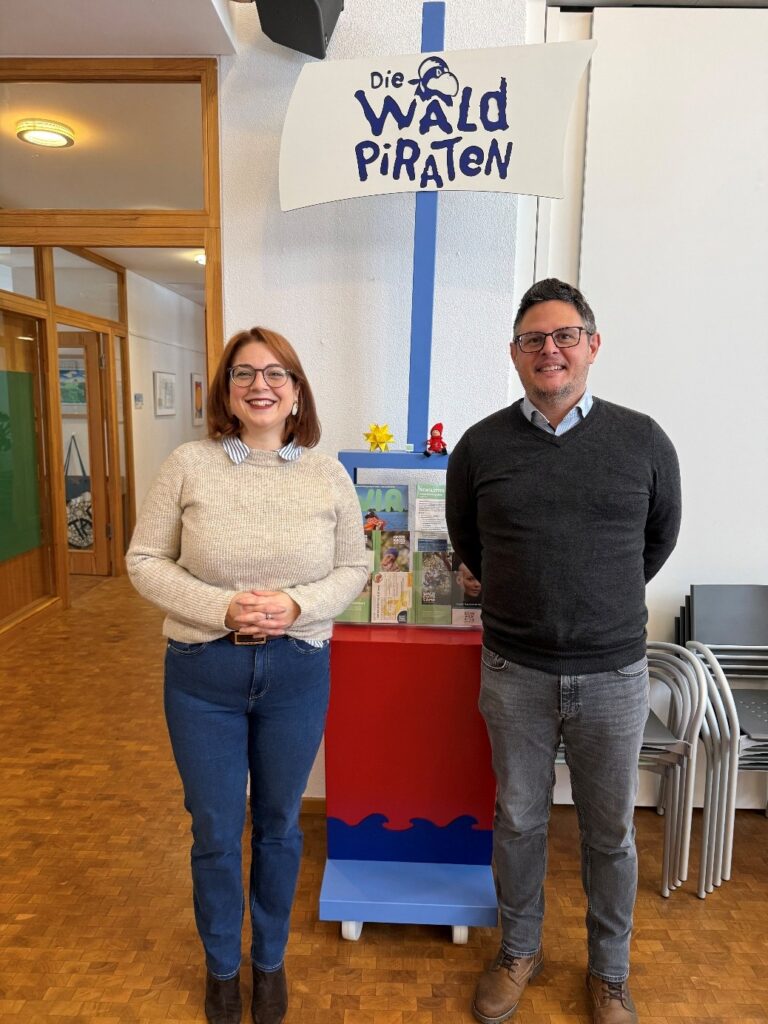 Joana Heuß, Geschäftsführerin des Waldpiratencamps, und der Schulleiter der MRS, Stefan Baust, im Waldpiratencamp Heidelberg