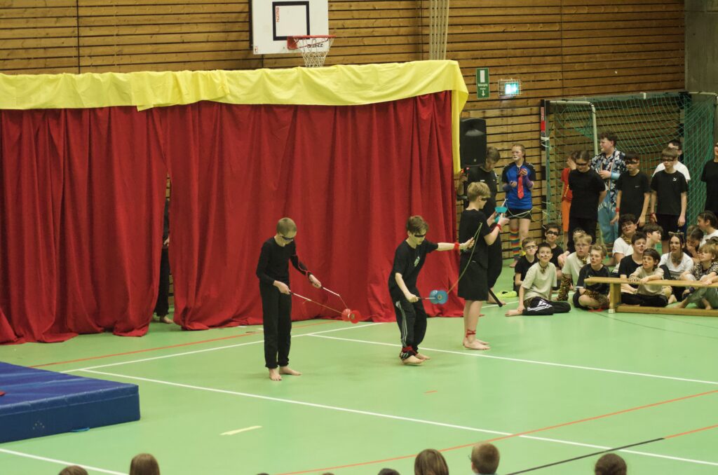 Akrobaten auf der Bühne beim Zirkusprojekt