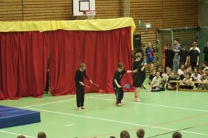 Akrobaten auf der Bühne beim Zirkusprojekt