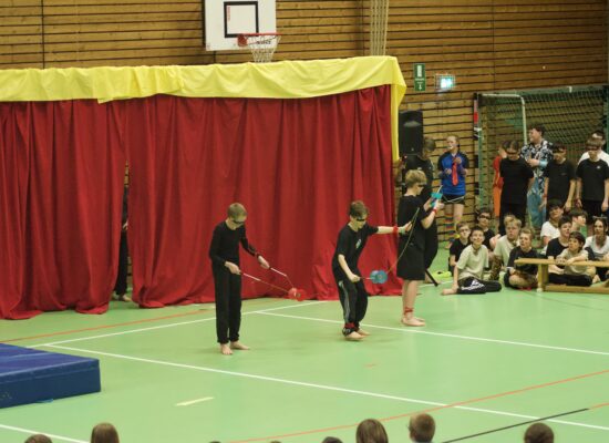 Akrobaten auf der Bühne beim Zirkusprojekt