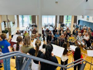 Schülerinnen und Schüler der Bläserklasse musizieren im Altenheim