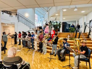 Schülerinnen und Schüler der Bläserklasse musizieren im Altenheim