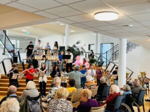 Schülerinnen und Schüler der Bläserklasse musizieren im Altenheim