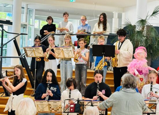 Bläserklasse 6b im Schuljahr 2026/27 beim Musizieren im Altenheim
