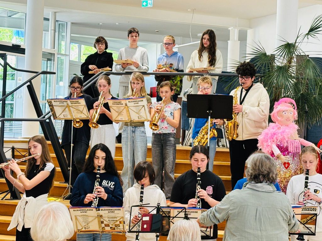 Bläserklasse 6b im Schuljahr 2026/27 beim Musizieren im Altenheim