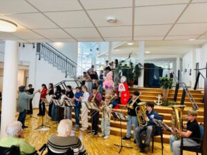 Schülerinnen und Schüler der Bläserklasse musizieren im Altenheim