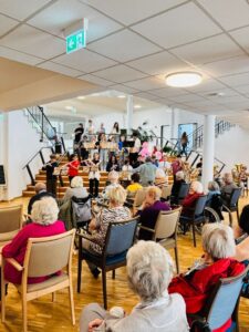 Schülerinnen und Schüler der Bläserklasse musizieren im Altenheim