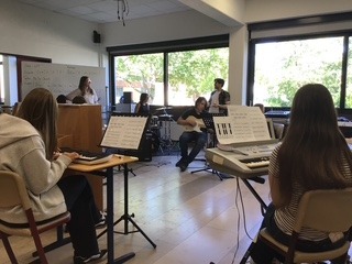 Foto von Schülern, die verschiedene Instrumente spielen