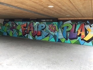 Künstlerisches Graffiti am Schulhaus  "Fair Play" 