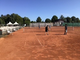 Foto Tennis Foto eines Tennisplatzes mit Spielern