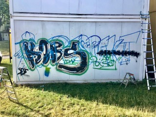 Graffiti vorher Foto einer beschmierten Wand