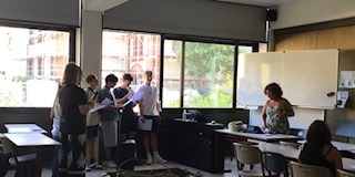 Popsongs 1 Schüler singen mit Mikrofon