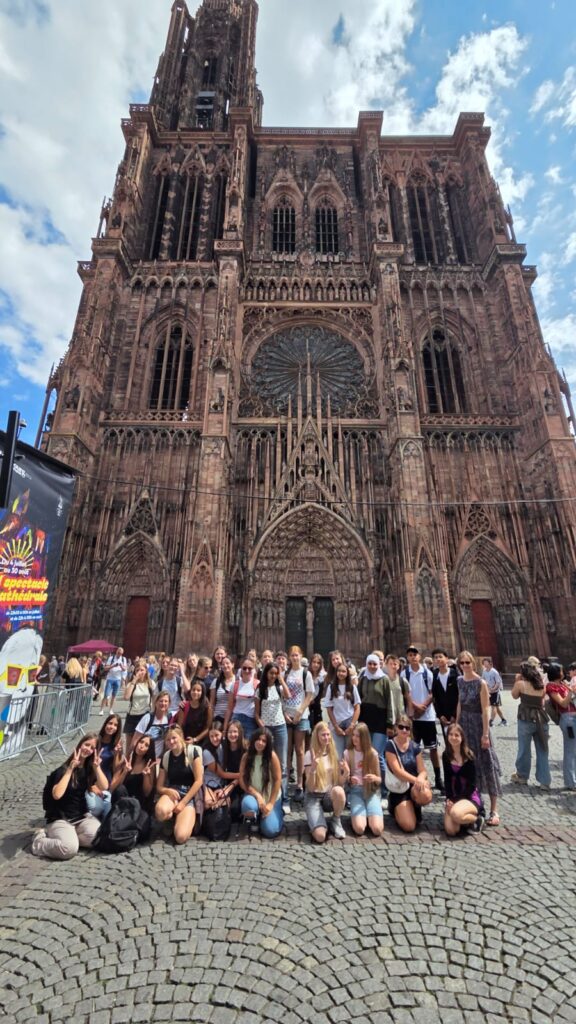 Foto der Projektgruppe vor dem Straßburger Münster 