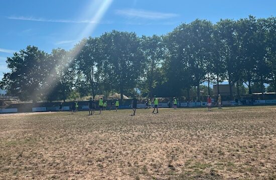 Fußballfeld mit Spielern