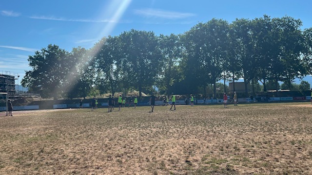 Fußballfeld mit Spielern