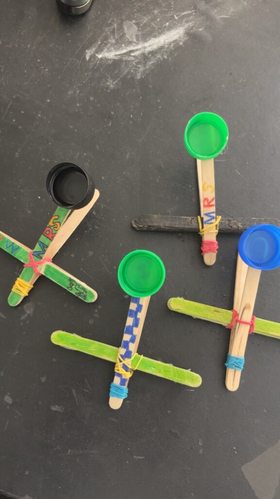 selbstgebaute Minikatapulte