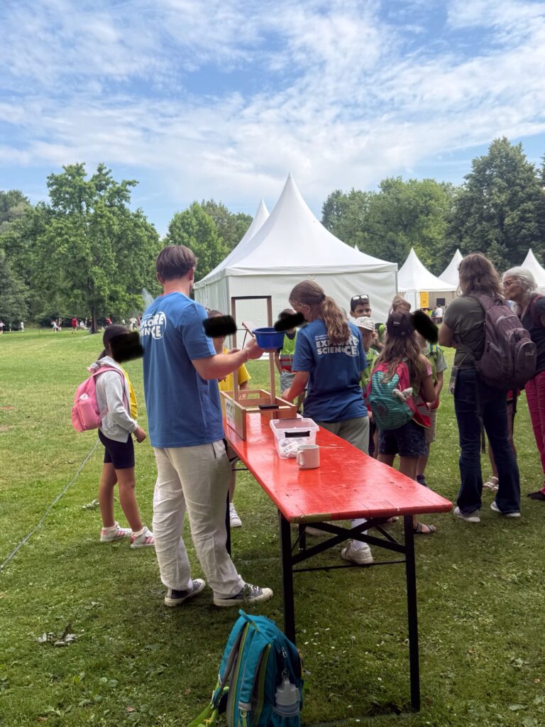 Besucher am Stand der Merian Realschule auf der Explore Science