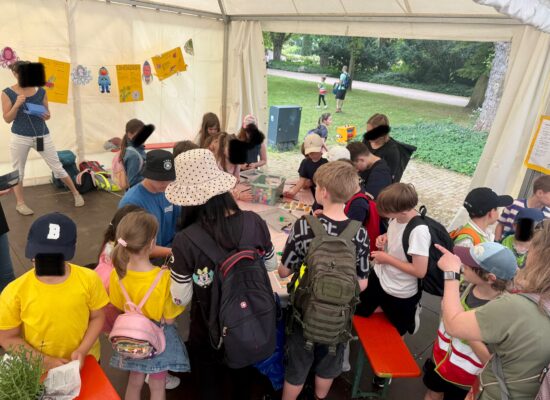 Besucher beim Ausprobieren der Station der Merian Realschule