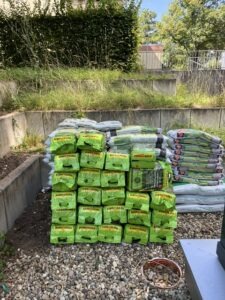 Gelieferte Gartenerde im Technikhof