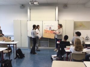 image0 Gruppe im Klassenzimmer